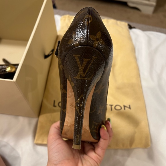 Louis Vuitton monogram (authentic) peep toe heel w/ Gold LV button - Picture 11 of 14